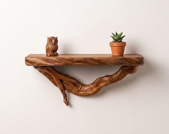 Rustikaler, natürlicher, schwebender Baum aus Holz