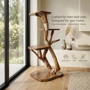 Op de afbeelding: Een kattenboom met meerdere niveaus gemaakt van natuurlijke houten takken met drie platte platforms en secties omwikkeld met dik touw. De tekst luidt: Crafted for their wild side, Designed for your home. NatureWoodMaker – Handmade in Vietnam.