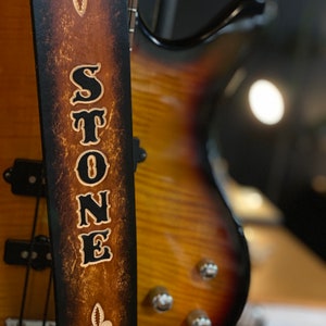 Correa de guitarra de cuero personalizada / Herramientas de cuero / Correa de guitarra teñida a mano de dos tonos / Regalo de graduación / Correa de guitarra personalizada /