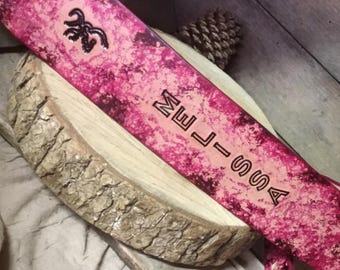 Personalisierte Lederschlinge: Pink Camo - Jagdgeschenk für Sie