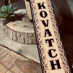 Correa de guitarra de cuero con herramientas personalizadas. Herramientas elegantes personalizadas en tres opciones de color. Regalo para músicos y guitarristas. Regalo ajustable y hecho a mano.