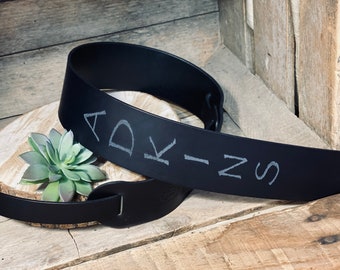 Schwarzes Gitarrenband, Leder gitarrenband, individuell graviert und personalisiert, wird toll auf jeder Gitarre aussehen, größenverstellbar.