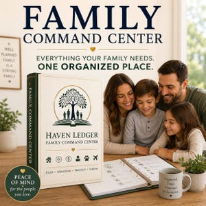 Op de afbeelding: Een Haven Ledger Family Command Center map met een donkergroene rug en crèmekleurige kaft met een boomlogo, tekst en iconen. De map is geopend om de binnenpagina's te tonen, vergezeld van een grijze mok met tekst en een rond label.