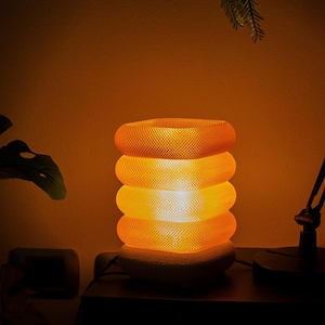 Moderne 3D-lamp | 3D-geprinte design tafellamp | Warm sfeerlicht | Woondecoratie | Sculpturale 3D-geprinte tafellamp | Oranje sfeerlicht