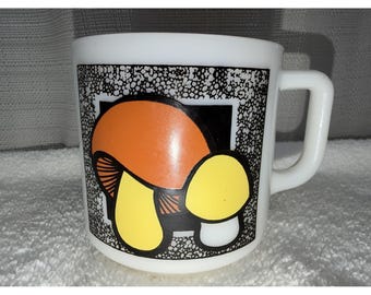 Taza de café de vidrio opalino Hazel Atlas Merry MUSHROOM Toadstool Brockway, estilo años 70.