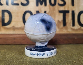 Vintage 1960's Unused World's Fair Souvenir World Globe Pepper Shaker Very Clean Condition