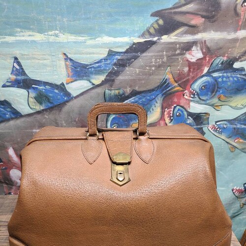 Wonderful Used Vintage Tan Genuine Cowhide Doctor's shops Bag World Traveler Carry-On Latch Style