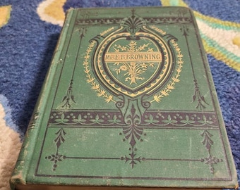 Op de afbeelding: Een groen hardback boek met gouden letters op de voorkant die "Mrs. E.B. Browning" lezen. Het boek heeft een decoratief ontwerp met een hartvorm en bloemmotieven.