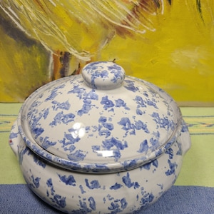 Vintage Beautiful Blue over White Spongewear Glazed Bybee Primitive Kentucky Pottery Soup or Bean Pot Great Condition Signed BB on Base Ture