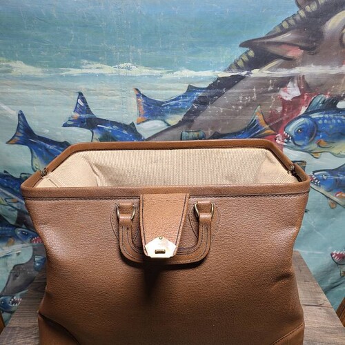 Wonderful Used Vintage Tan Genuine Cowhide Doctor's shops Bag World Traveler Carry-On Latch Style