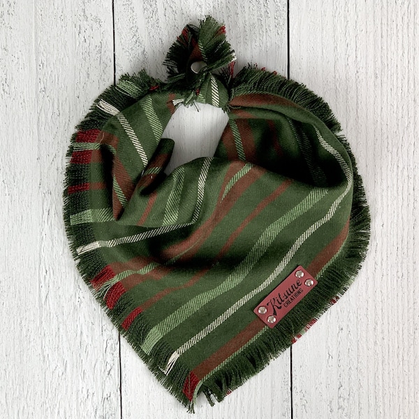 Holiday Stripes hondenbandana (kerstflanel, rustiek, kersthondenbandana, vakantie-outfit, winter, gerafelde rand, groen en rood, drukknoop)