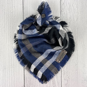 Può includere: Bandana per cani a quadri blu, neri e bianchi con bordi sfrangiati e un'etichetta in metallo argentato che recita "Kritine Creations".