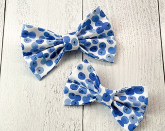 Pajarita para mascotas "Arándano de Maine" (Recogiendo arándanos con cachorro, Pajarita para perro con arándanos, Gato con frutos silvestres, Mascotas de Maine, Nueva Inglaterra icónica)