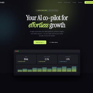 Op de afbeelding: Een website landingspagina met een donker thema. De kop luidt "Uw AI co-piloot voor moeiteloze groei." Hieronder wordt een productbeschrijving gegeven. Een datavisualisatie met belangrijke statistieken wordt weergegeven.