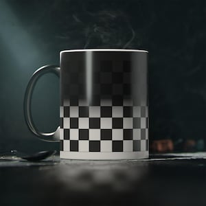 Taza mágica termoactivada con diseño de tablero de ajedrez blanco y negro / Taza de café de cerámica con estampado de carreras