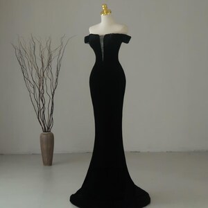 Vestido de fiesta de terciopelo negro estilo sirena, vestido de noche con escote en V profundo y hombros descubiertos, vestido de novia sencillo y elegante, vestido formal negro minimalista.