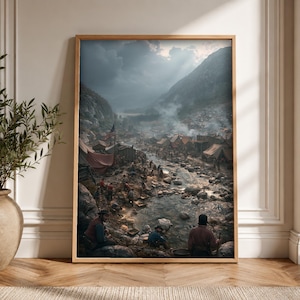 Op de afbeelding: Een ingelijste wandkunstprint met een scène van een goudzoekerskamp uit de 19e eeuw. De afbeelding toont mensen die in een rotsachtige rivierbedding naar goud zoeken, omringd door tenten, houten structuren en een Amerikaanse vlag onder een bewolkte lucht.
