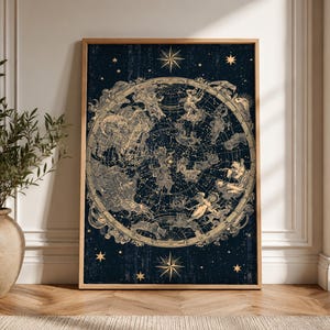 Peut inclure: Une impression d'art mural rectangulaire présentant un fond bleu marine foncé avec une carte céleste circulaire dorée. Le motif affiche des illustrations complexes de diverses constellations et figures du zodiaque en motif radial.