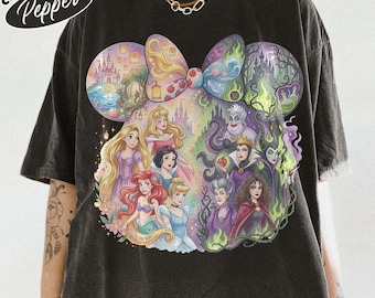 Op de afbeelding: Een antracietzwart t-shirt met korte mouwen en een grote afbeelding in de vorm van een strik, gevuld met illustraties van diverse geanimeerde prinsessen aan de linkerkant en schurken aan de rechterkant. De tekst COMFORT COLOR Pepper staat linksboven.