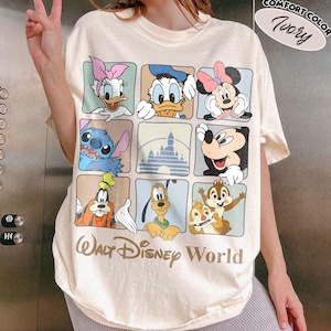 Puede incluir: Una camiseta de color marfil con una cuadr&iacute;cula de nueve cuadrados que muestra personajes de Disney, incluyendo a Daisy, el Pato Donald, Minnie Mouse, Stitch, una silueta de castillo, Mickey Mouse, Goofy, Pluto y Chip y Chop, con el texto Walt Disney World.