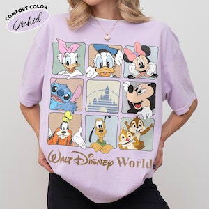 Puede incluir: Una camiseta de manga corta color morado claro con un dise&ntilde;o de cuadr&iacute;cula de nueve cuadrados que muestra varios personajes de Disney como Daisy, Donald, Minnie, Stitch, Mickey, Goofy, Pluto y Chip y Chop, con el texto Walt Disney World.