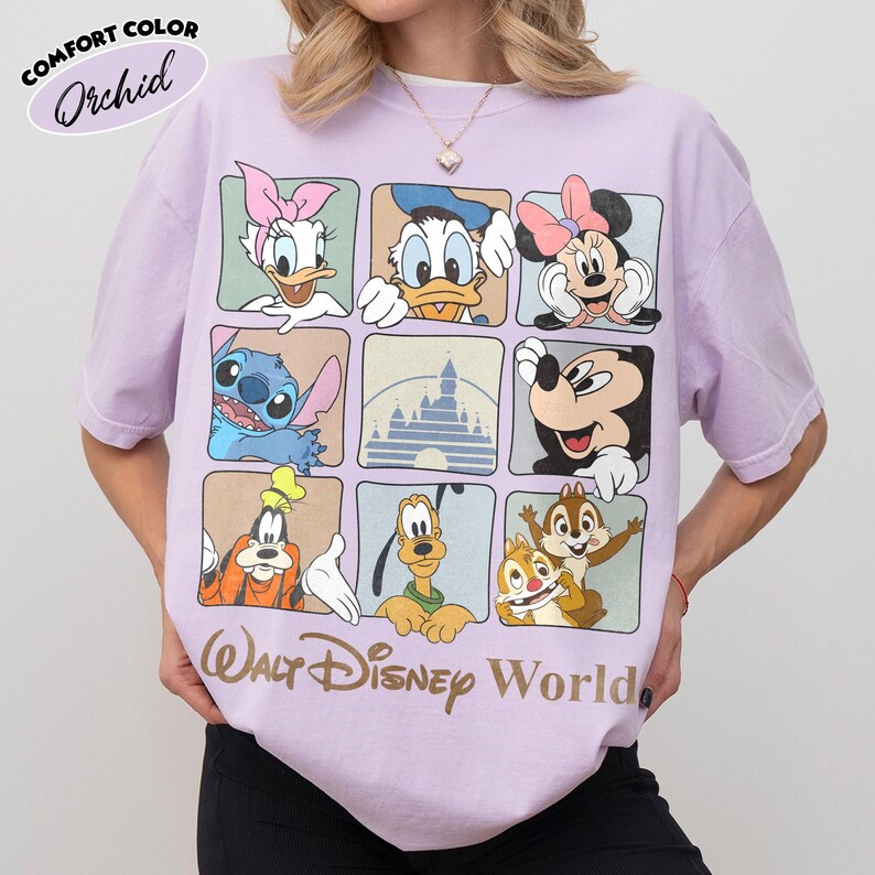 Puede incluir: Una camiseta de manga corta color morado claro con un dise&ntilde;o de cuadr&iacute;cula de nueve cuadrados que muestra varios personajes de Disney como Daisy, Donald, Minnie, Stitch, Mickey, Goofy, Pluto y Chip y Chop, con el texto Walt Disney World.