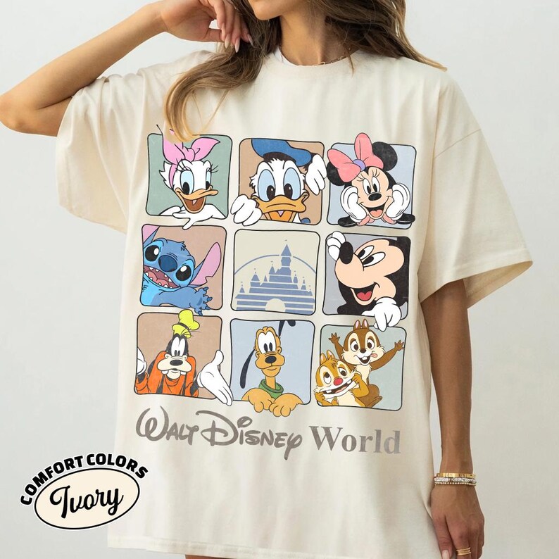 Puede incluir: Una camiseta de color marfil con una cuadr&iacute;cula de nueve cuadrados que muestra varios personajes de Disney, incluyendo a Daisy, el Pato Donald, Minnie Mouse, Stitch, Mickey Mouse, Goofy, Pluto y Chip y Chop, con una silueta de castillo y el texto Walt Disney World.