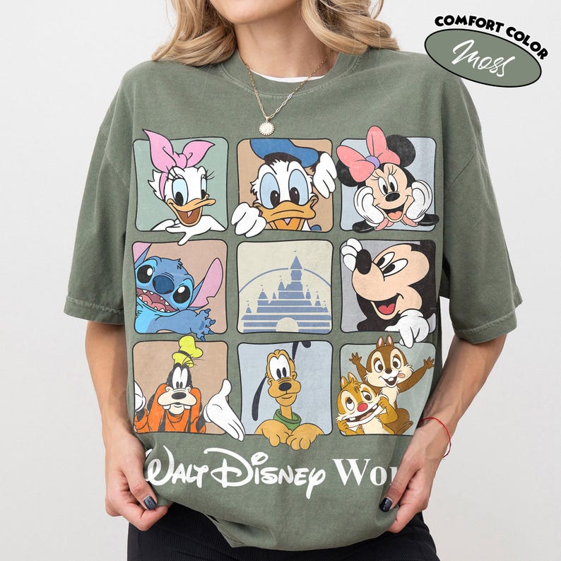 Puede incluir: Una camiseta verde musgo con una cuadr&iacute;cula de nueve cuadrados que muestra varios personajes de Disney, incluyendo a Daisy, el Pato Donald, Minnie Mouse, Stitch, Mickey Mouse, Goofy, Pluto y Chip y Dale, con un castillo y el texto Walt Disney World.