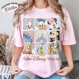 Puede incluir: Una camiseta rosa claro con una cuadr&iacute;cula de nueve cuadrados que muestran ilustraciones de personajes de Disney como Daisy, Donald, Minnie, Stitch, un castillo, Mickey, Goofy, Pluto y Chip y Chop, con el texto Walt Disney World.