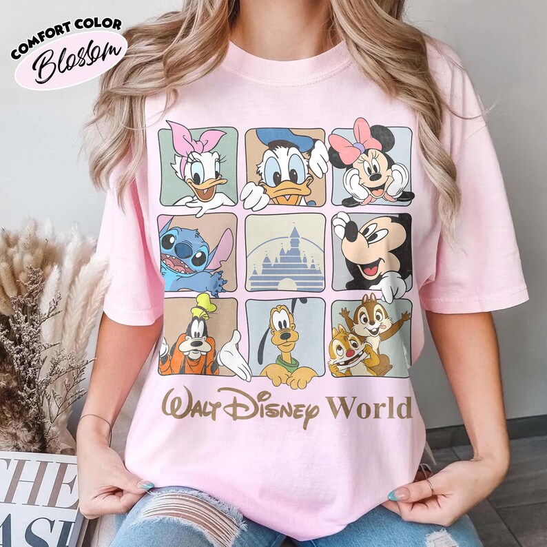 Puede incluir: Una camiseta rosa claro con una cuadr&iacute;cula de nueve cuadrados que muestran ilustraciones de personajes de Disney como Daisy, Donald, Minnie, Stitch, un castillo, Mickey, Goofy, Pluto y Chip y Chop, con el texto Walt Disney World.
