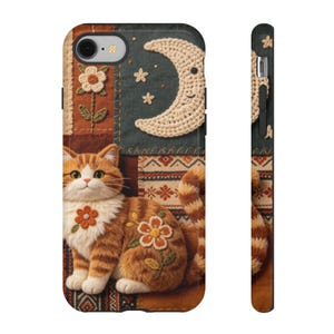 Op de afbeelding: Een telefoonhoesje met een oranje gestreepte kat tegen een patchwork achtergrond. De kat heeft oranje strepen en witte vacht, versierd met geborduurde oranje bloemen. De achtergrond bevat een crèmekleurige halve maan en sterren.