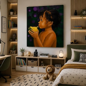 Op de afbeelding: Kinderslaapkamer met een groot schilderij van een kind dat fruit eet. De kamer heeft een bureau, planken met boeken en decoraties en een bed met een dekbed met patroon. Een pluchen leeuw zit op het vloerkleed.