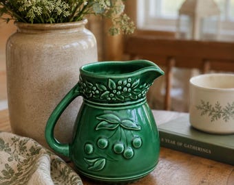 Vintage keramische kan met groene kersen, crèmekan van steengoed met reliëf, decor boerderij keuken, vaas Cottagecore, kan met rustieke bloemen