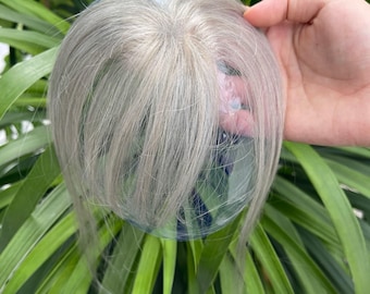 Topper van echt haar met pony, zilvergrijs haarstukje met clip-in kroon, rechte zijden top Wiglet