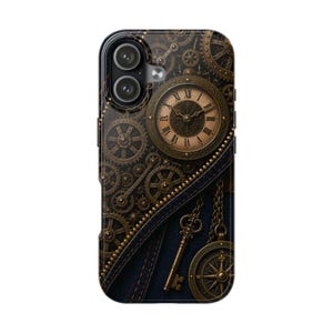 Può includere: Una custodia per smartphone con un design scuro e complesso di ingranaggi meccanici color bronzo, un quadrante circolare con numeri romani, una chiave metallica e un ciondolo a bussola su uno sfondo in tessuto denim blu scuro.