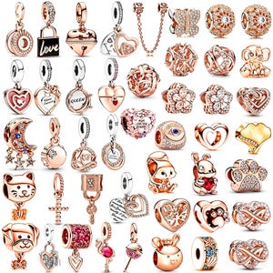 Op de afbeelding: Een verzameling roségouden bedels en kralen, met diverse ontwerpen zoals harten, dieren en geometrische vormen. Sommige bedels hebben heldere kristallen accenten. Voor armbanden en kettingen.
