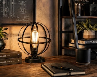 Modern industriell bordslampa i svart metall – minimalistisk accentbelysning