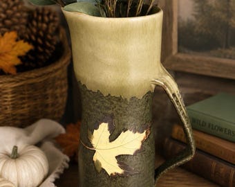 Signerad Studio Pottery Pitcher Vas Lönnlöv Stengods Dekor Skogskonst 33 cm