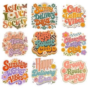 Può includere: Una collezione di nove adesivi colorati con tipografia in stile retrò e motivi floreali. Il testo include Letter Lover Society, Sunny Delivery Days, Cute Letter Vibes, Small Town Delivery Girl, Happy Route Club, Cheerful Letter Club, Sunshine Worker Vibes, Happy Delivery Era e Groovy Route Energy.