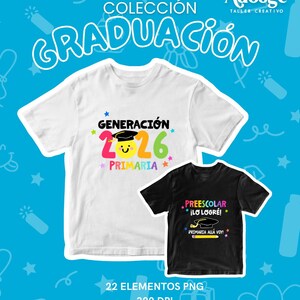 Puede incluir: Dos camisetas con diseños temáticos de graduación. Una camiseta blanca presenta "GENERACIÓN 2026 PRIMARIA" en texto colorido. La otra, una camiseta negra, dice "PREESCOLAR ¡LO LOGRÉ! PRIMARIA ALLÁ VOY!". El fondo es azul con elementos decorativos.