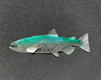 Pez salmón de metal para colgar en la pared