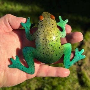 A green Metal Frog Lawn Stake
