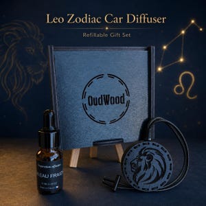 Peut inclure: Un coffret cadeau rechargeable de diffuseur de voiture signe Lion comprenant une boîte en bois noir avec le logo OudWood, un flacon en verre de 10 ml d'Eau Fraîche et un pendentif diffuseur rond en bois noir gravé d'une tête de lion.