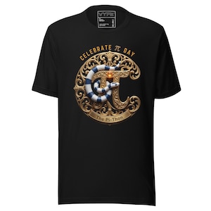 Op de afbeelding: Een zwart t-shirt met korte mouwen en een goudkleurig rond embleem met sierlijke krullen. Een wit en blauw gebandeerde slang is om een groot Grieks pi-symbool gewikkeld. De tekst luidt CELEBRATE PI DAY en The Pi-Thon in gouden letters.