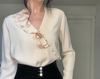 Chemisier Jeanette Miner en crêpe au dos en satin rose poudré avec bordure fleurie au décolleté