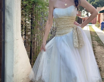 Vestido de novia de tul sin tirantes de los años 50 con cintura fruncida de encaje color marfil