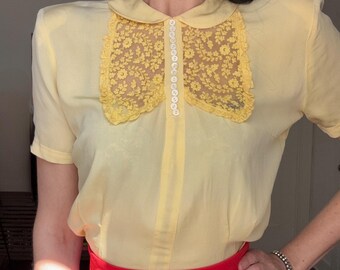 Blouse années 40 en rayonne jaune beurre avec plastron en dentelle et col Claudine