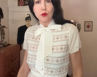Blouse années 60 à col lavallière, broderies et smocks