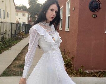 Sukienka Gunne Sax Prairie z początku lat 80. z przezroczystym dekoltem i falbankami, z białego, zwiewnego woalu