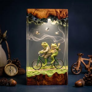 Lampa z żywicy „Żaba i ropucha”, lampka nocna „Wolni przyjaciele”, dekoracja inspirowana naturą, wyjątkowy prezent dla miłośników i kolekcjonerów klasycznych książek
